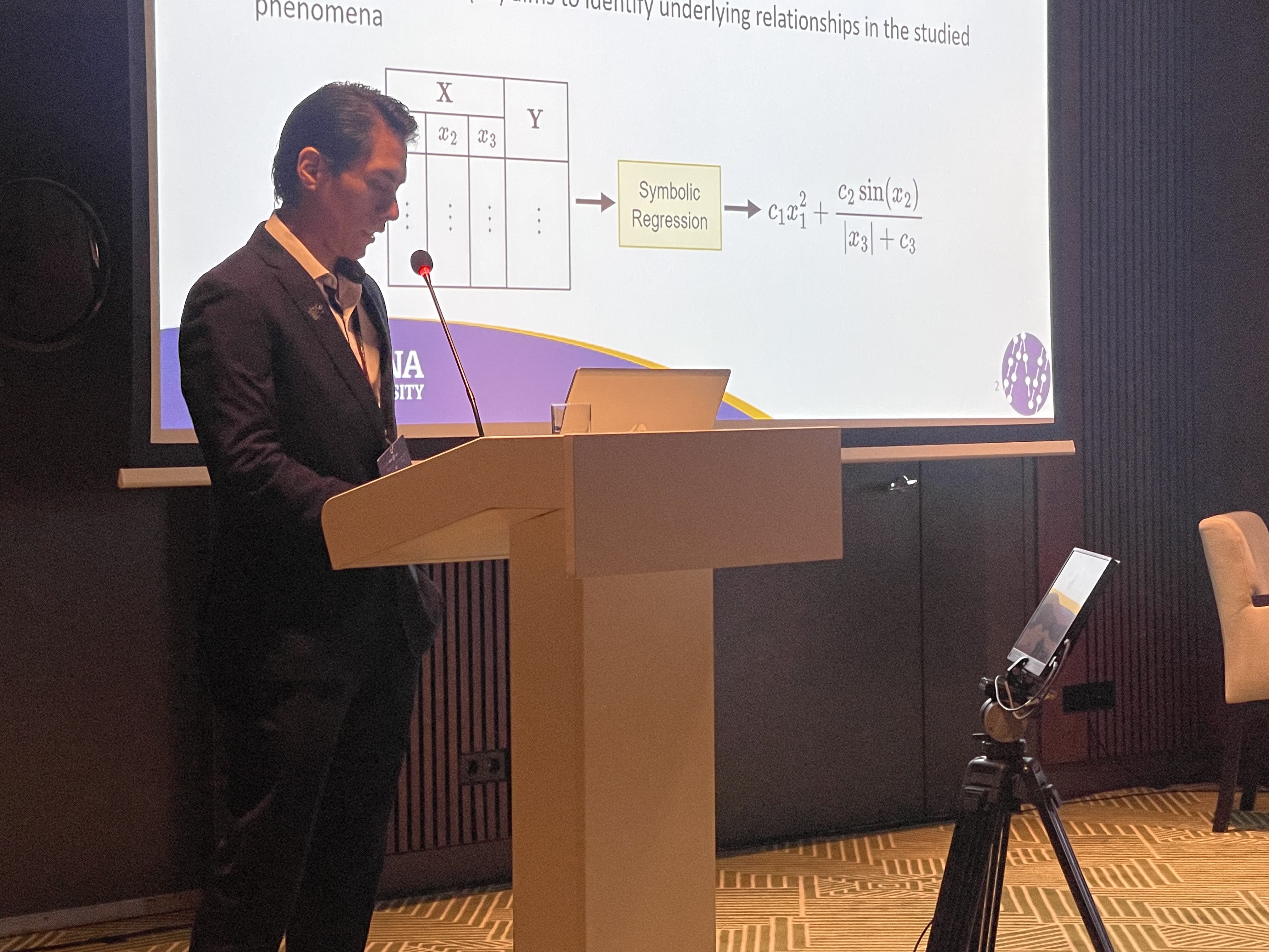 Giorgio Morales presenting at ECML